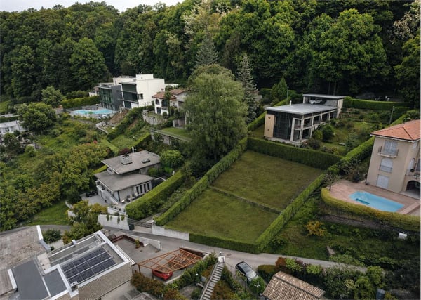 Terreno edificabile con licenza approvata e vista lago 1
