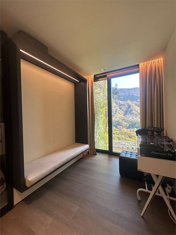 Duplex vista lago con giardino e piscina 13