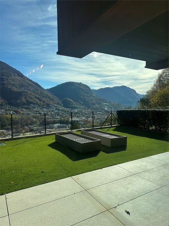 Duplex vista lago con giardino e piscina 8