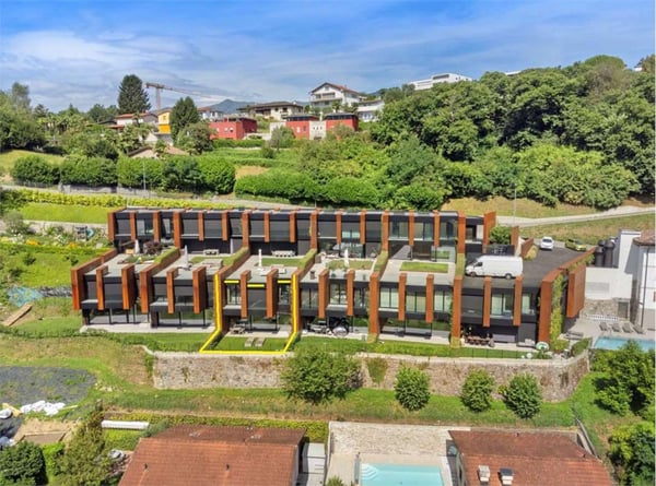 Duplex vista lago con giardino e piscina