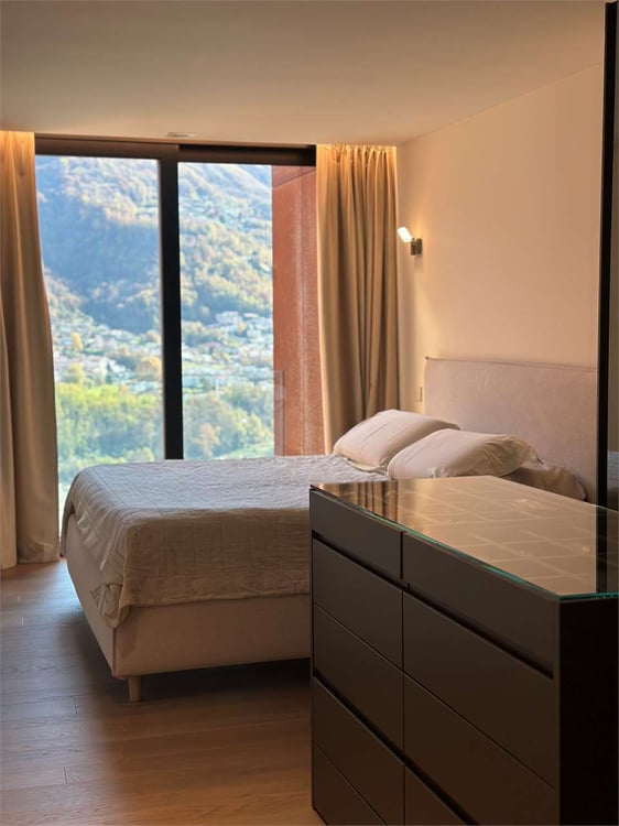 Duplex vista lago con giardino e piscina 11