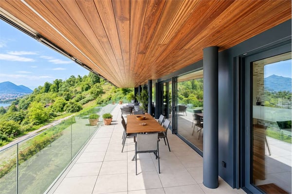 Attico panoramico con ampia terrazza e vista lago 13