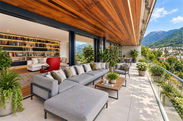 Attico panoramico con ampia terrazza e vista lago