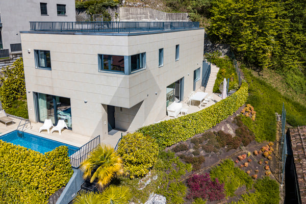 MODERNA VILLA IN POSIZIONE DOMINANTE A … (photo 1 of 12)