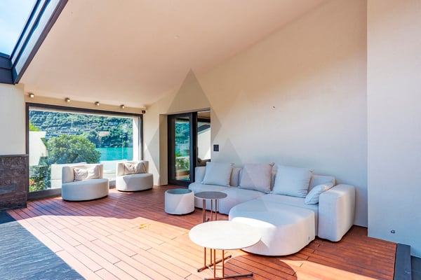 LUSSUOSA VILLA VISTA LAGO CON DARSENA PRIVATA 8