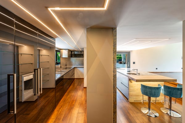 LUSSUOSA VILLA VISTA LAGO CON DARSENA PRIVATA 10