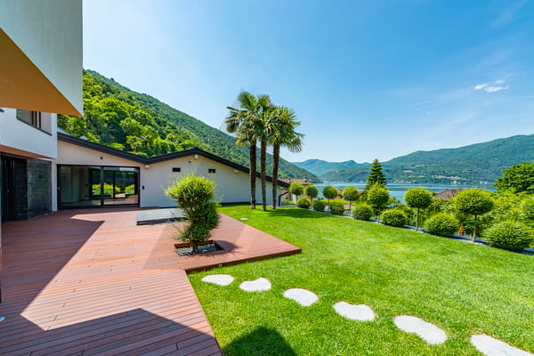 LUSSUOSA VILLA VISTA LAGO CON DARSENA PRIVATA 3