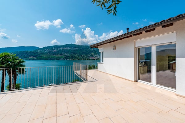 VILLA CON VISTA LAGO E PISCINA ESTERNA 5