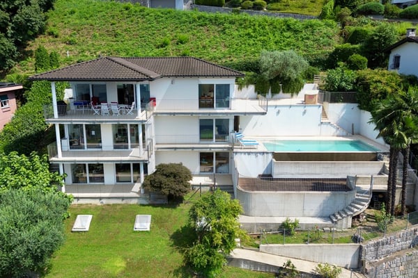 VILLA CON VISTA LAGO E PISCINA ESTERNA 13