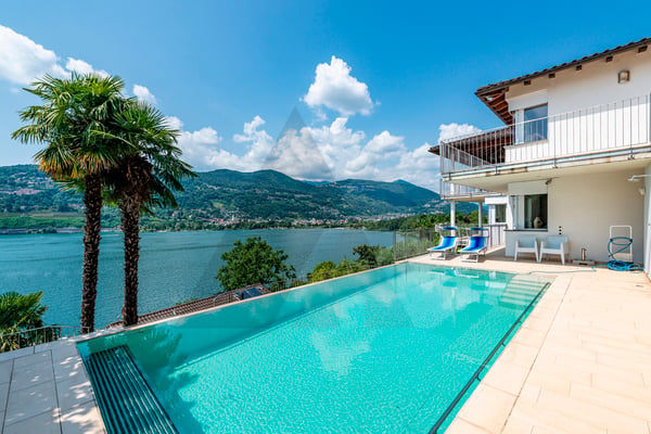 VILLA CON VISTA LAGO E PISCINA ESTERNA 2