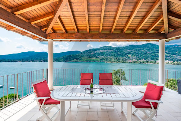 VILLA CON VISTA LAGO E PISCINA ESTERNA 3