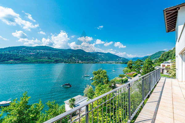 ELEGANTE PROPRIETÀ CON VISTA LAGO E SPIAGGIA PRIVATA 11