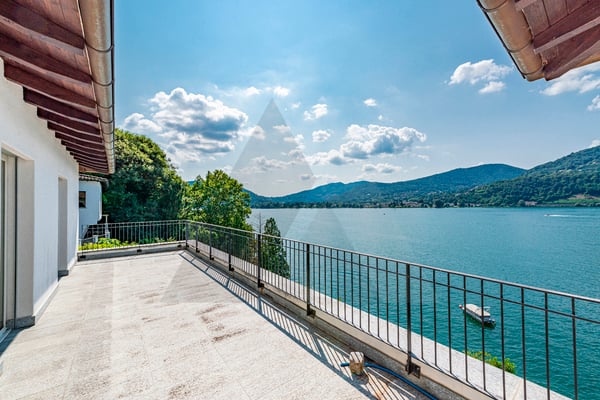 ELEGANTE PROPRIETÀ CON VISTA LAGO E SPIAGGIA PRIVATA 2