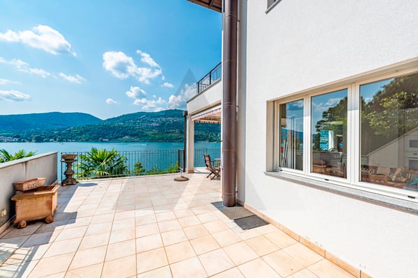 ELEGANTE PROPRIETÀ CON VISTA LAGO E SPIAGGIA PRIVATA 12