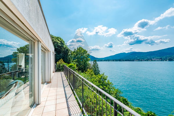 ELEGANTE PROPRIETÀ CON VISTA LAGO E SPIAGGIA PRIVATA 8