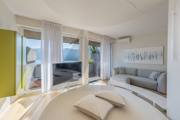 STUDIO ARREDATO CON TERRAZZA E VISTA LAGO 9