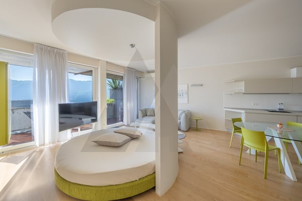 STUDIO ARREDATO CON TERRAZZA E VISTA LAGO 10
