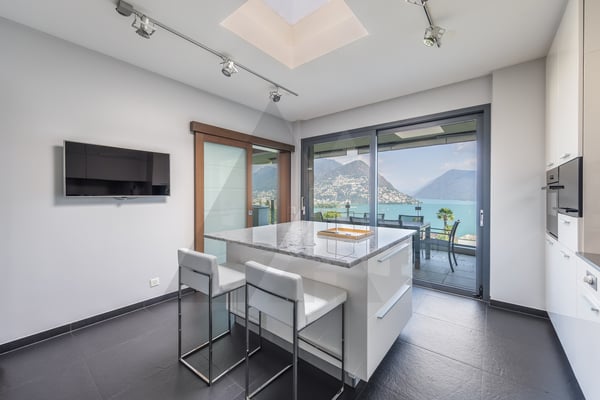 ATTICO CON VISTA LAGO, PISCINA INTERNA E SPA 10