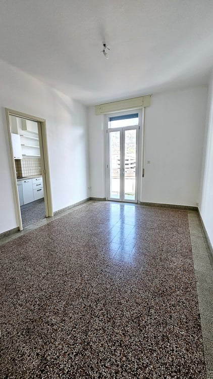 AMPIO E LUMINOSO 1 LOCALI IN POSIZIONE STRATEGICA 6