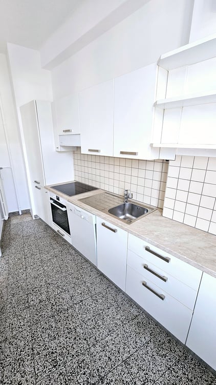 AMPIO E LUMINOSO 1 LOCALI IN POSIZIONE STRATEGICA 7