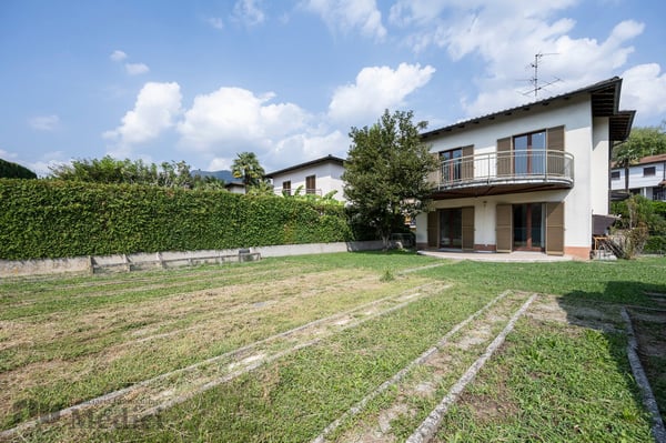 CASA UNIFAMILIARE CON GRANDE GIARDINO 1