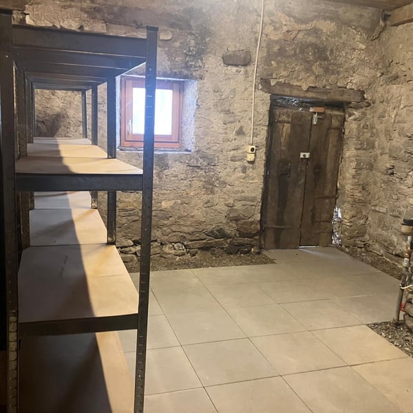 CABBIO - VALLE DI MUGGIO - MODERNO E ACCOGLIENTE 2.5 LOCALI ARREDATO NEL NUCLEO 8