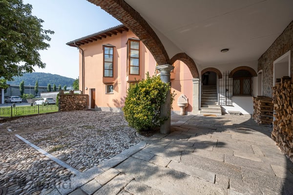 ELEGANTE DUPLEX 2.5 LOCALI IN CORTE CARATTERISTICA TICINESE 1