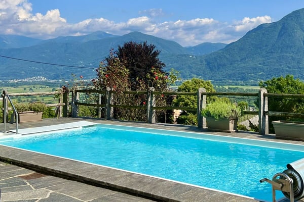 VERKAUFT !!! Charmantes Einfamilienhaus , mit Pool und mit separatem Gästestudio 2