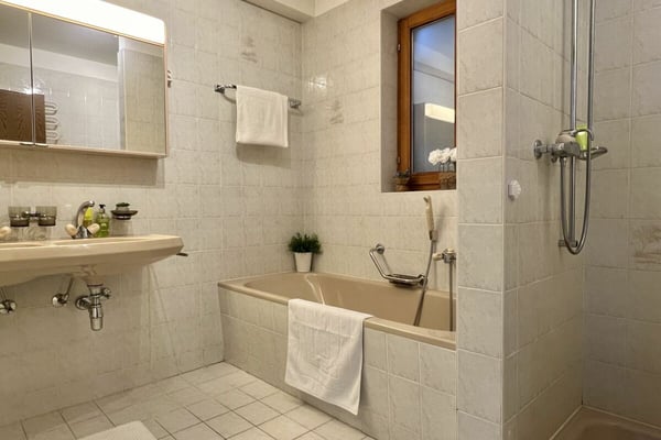 VERKAUFT !!! Charmantes Einfamilienhaus , mit Pool und mit separatem Gästestudio 16