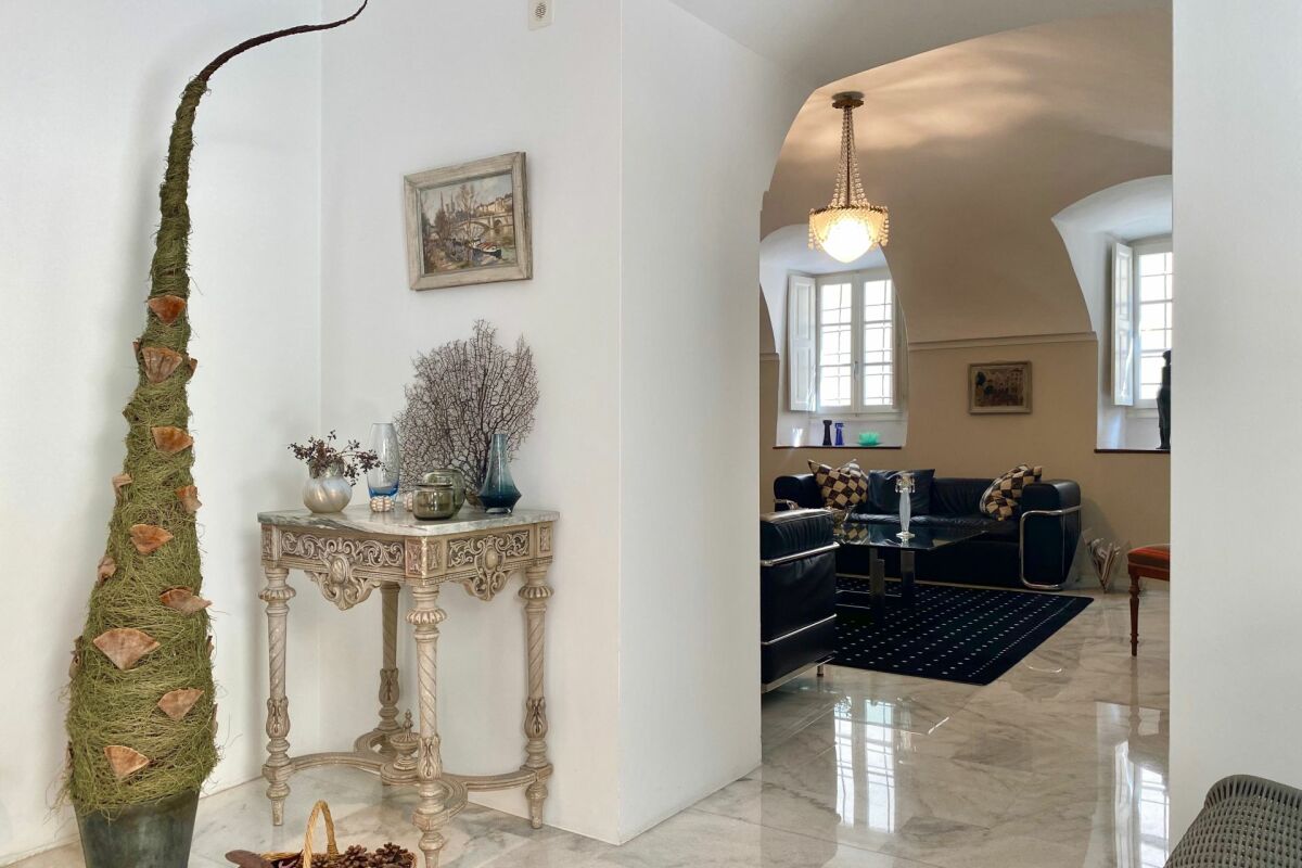 ZWEITWOHNSITZ MÖGLICH ! Exklusive Privacy in einem Dorfpalazzo mit mediterranem Cortile & Doppelgarage-Nähe Lugano