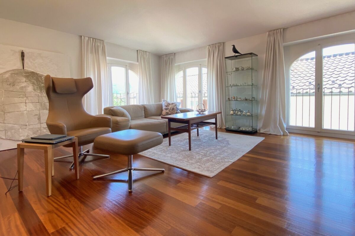 ZWEITWOHNSITZ MÖGLICH ! Exklusive Privacy in einem Dorfpalazzo mit mediterranem Cortile & Doppelgarage-Nähe Lugano
