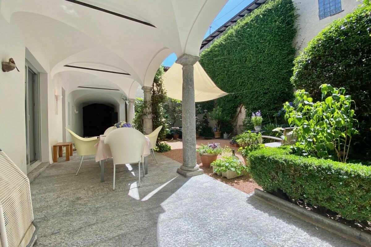 ZWEITWOHNSITZ MÖGLICH ! Exklusive Privacy in einem Dorfpalazzo mit mediterranem Cortile & Doppelgarage-Nähe Lugano