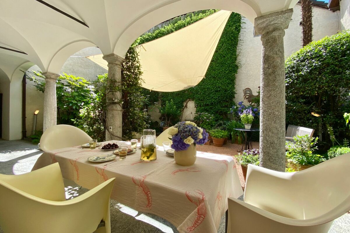 ZWEITWOHNSITZ MÖGLICH ! Exklusive Privacy in einem Dorfpalazzo mit mediterranem Cortile & Doppelgarage-Nähe Lugano