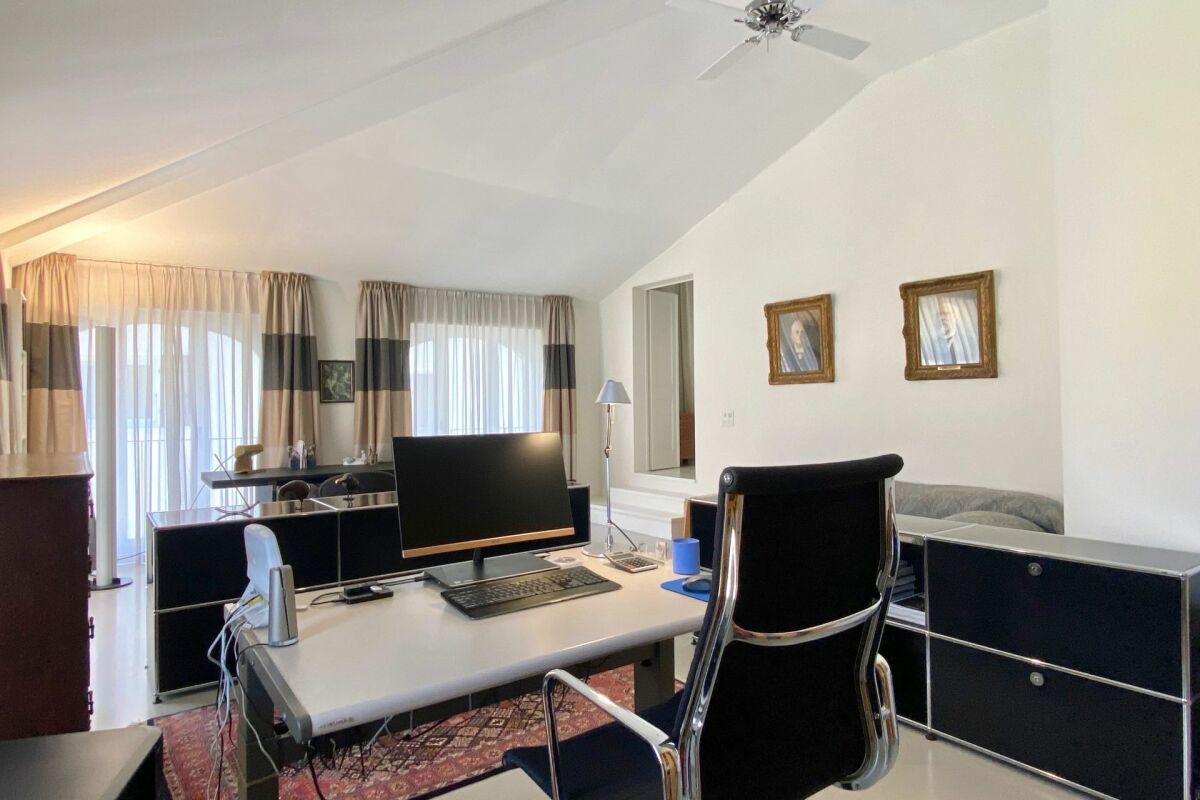 ZWEITWOHNSITZ MÖGLICH ! Exklusive Privacy in einem Dorfpalazzo mit mediterranem Cortile & Doppelgarage-Nähe Lugano