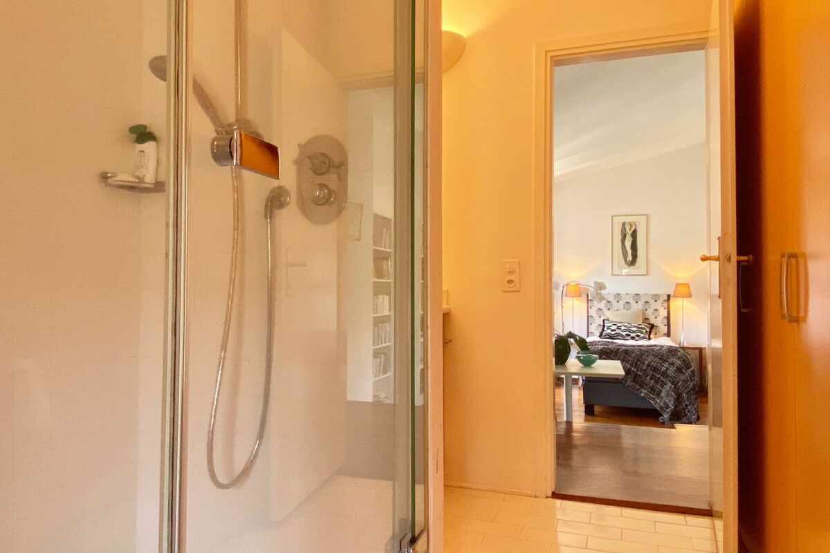 ZWEITWOHNSITZ MÖGLICH ! Exklusive Privacy in einem Dorfpalazzo mit mediterranem Cortile & Doppelgarage-Nähe Lugano