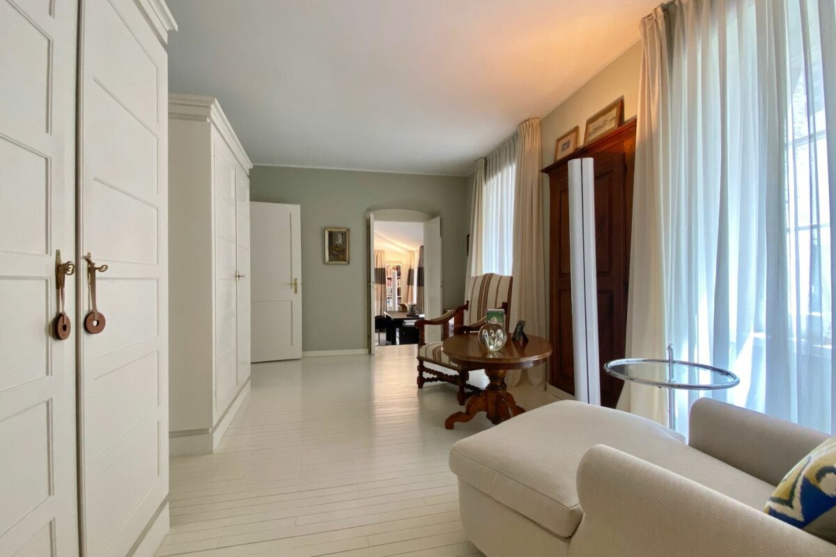 ZWEITWOHNSITZ MÖGLICH ! Exklusive Privacy in einem Dorfpalazzo mit mediterranem Cortile & Doppelgarage-Nähe Lugano