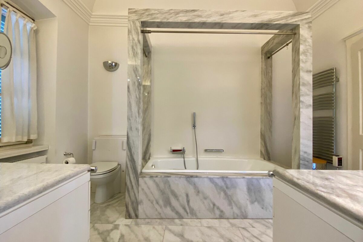 ZWEITWOHNSITZ MÖGLICH ! Exklusive Privacy in einem Dorfpalazzo mit mediterranem Cortile & Doppelgarage-Nähe Lugano