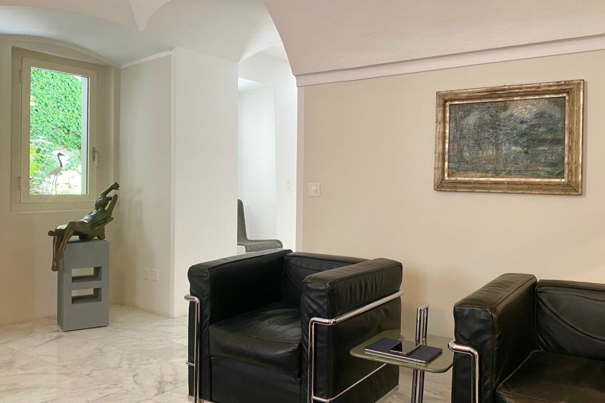 ZWEITWOHNSITZ MÖGLICH ! Exklusive Privacy in einem Dorfpalazzo mit mediterranem Cortile & Doppelgarage-Nähe Lugano
