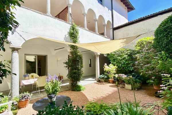ZWEITWOHNSITZ MÖGLICH ! Exklusive Privacy in einem Dorfpalazzo mit mediterranem Cortile & Doppelgarage-Nähe Lugano