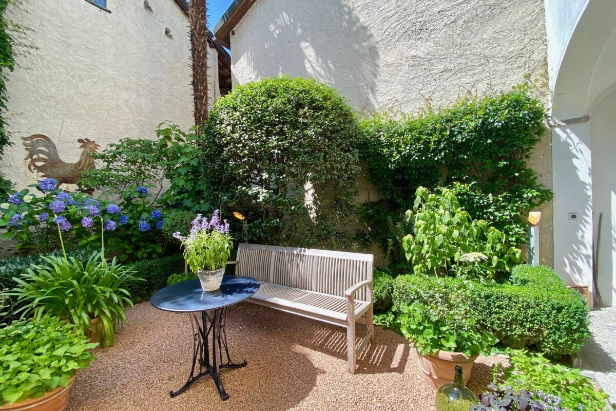 ZWEITWOHNSITZ MÖGLICH ! Exklusive Privacy in einem Dorfpalazzo mit mediterranem Cortile & Doppelgarage-Nähe Lugano