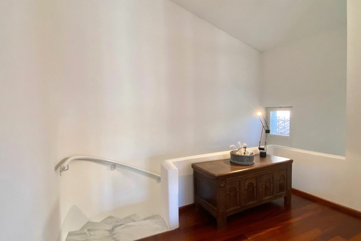 ZWEITWOHNSITZ MÖGLICH ! Exklusive Privacy in einem Dorfpalazzo mit mediterranem Cortile & Doppelgarage-Nähe Lugano