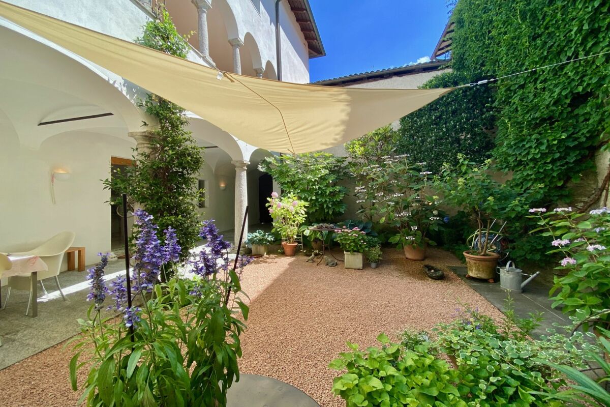 ZWEITWOHNSITZ MÖGLICH ! Exklusive Privacy in einem Dorfpalazzo mit mediterranem Cortile & Doppelgarage-Nähe Lugano