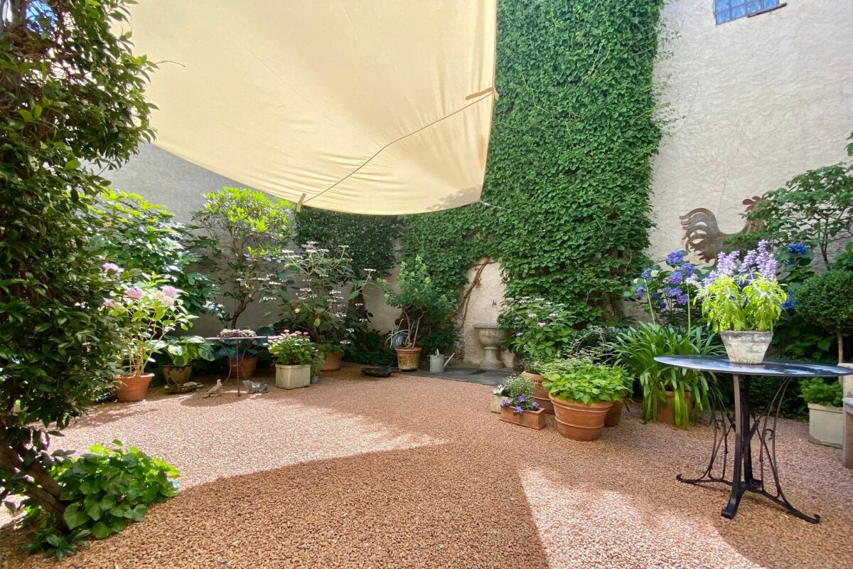 ZWEITWOHNSITZ MÖGLICH ! Exklusive Privacy in einem Dorfpalazzo mit mediterranem Cortile & Doppelgarage-Nähe Lugano