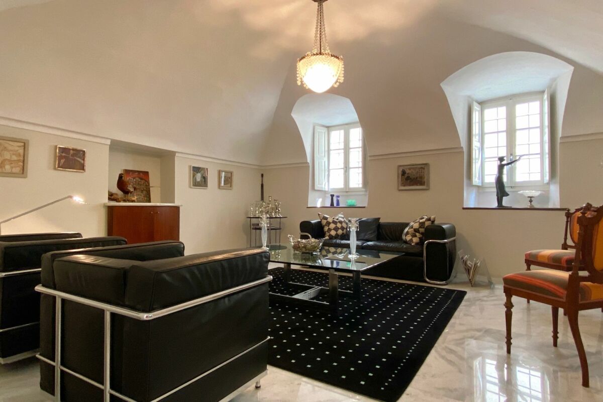 ZWEITWOHNSITZ MÖGLICH ! Exklusive Privacy in einem Dorfpalazzo mit mediterranem Cortile & Doppelgarage-Nähe Lugano