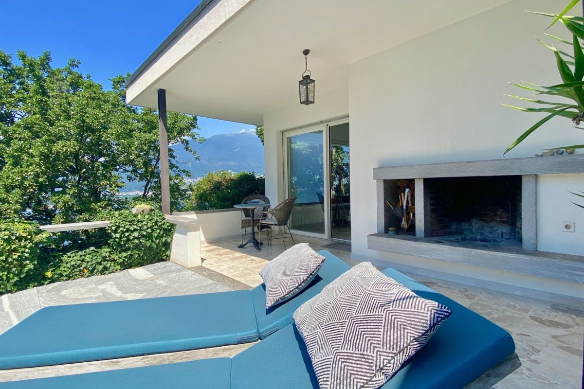 Exclusive villa with breathtaking 180° panoramic lake views and complete privacy