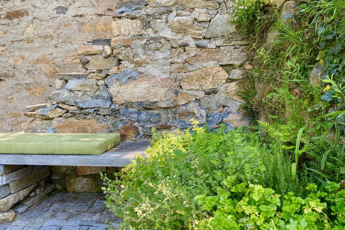 Exclusive villa with breathtaking 180° panoramic lake views and complete privacy