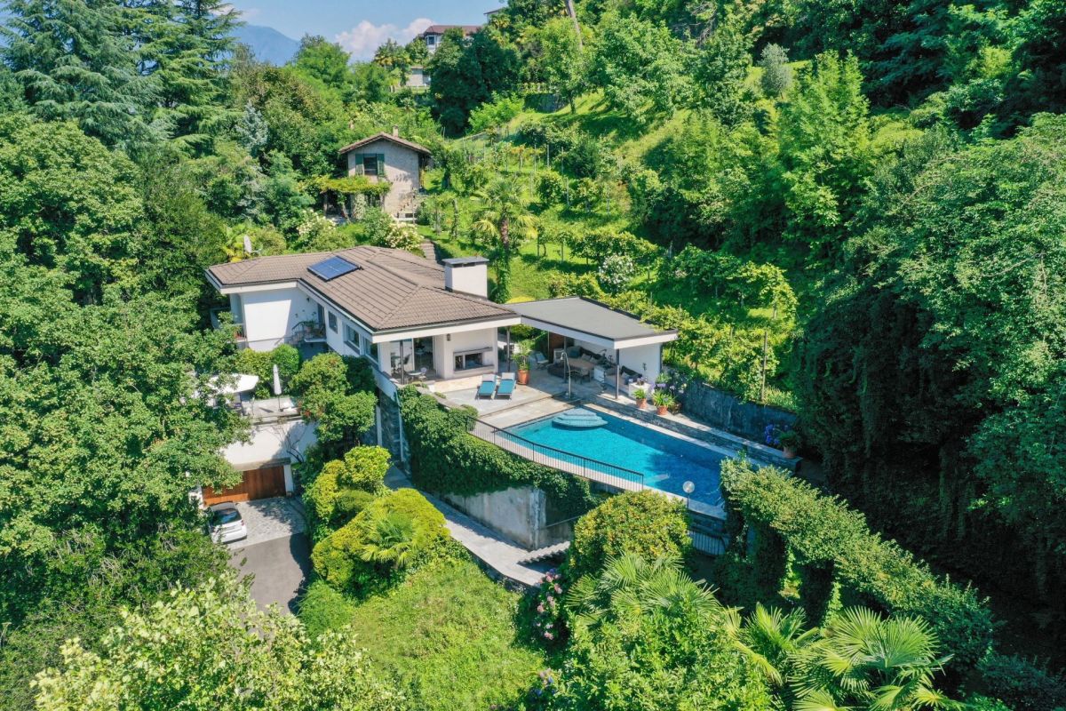 Exclusive villa with breathtaking 180° panoramic lake views and complete privacy