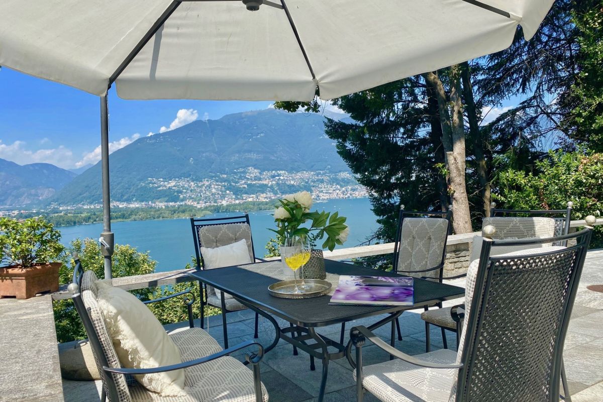 Exclusive villa with breathtaking 180° panoramic lake views and complete privacy