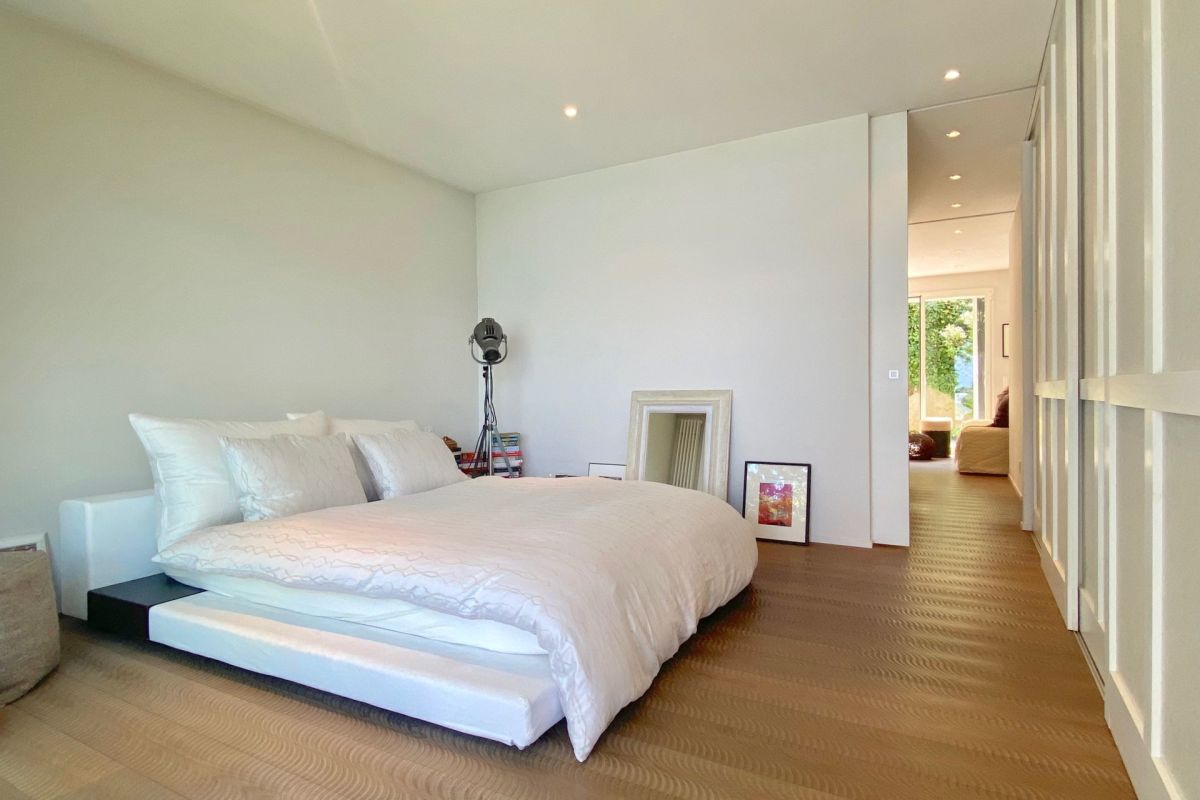 Exclusive villa with breathtaking 180° panoramic lake views and complete privacy