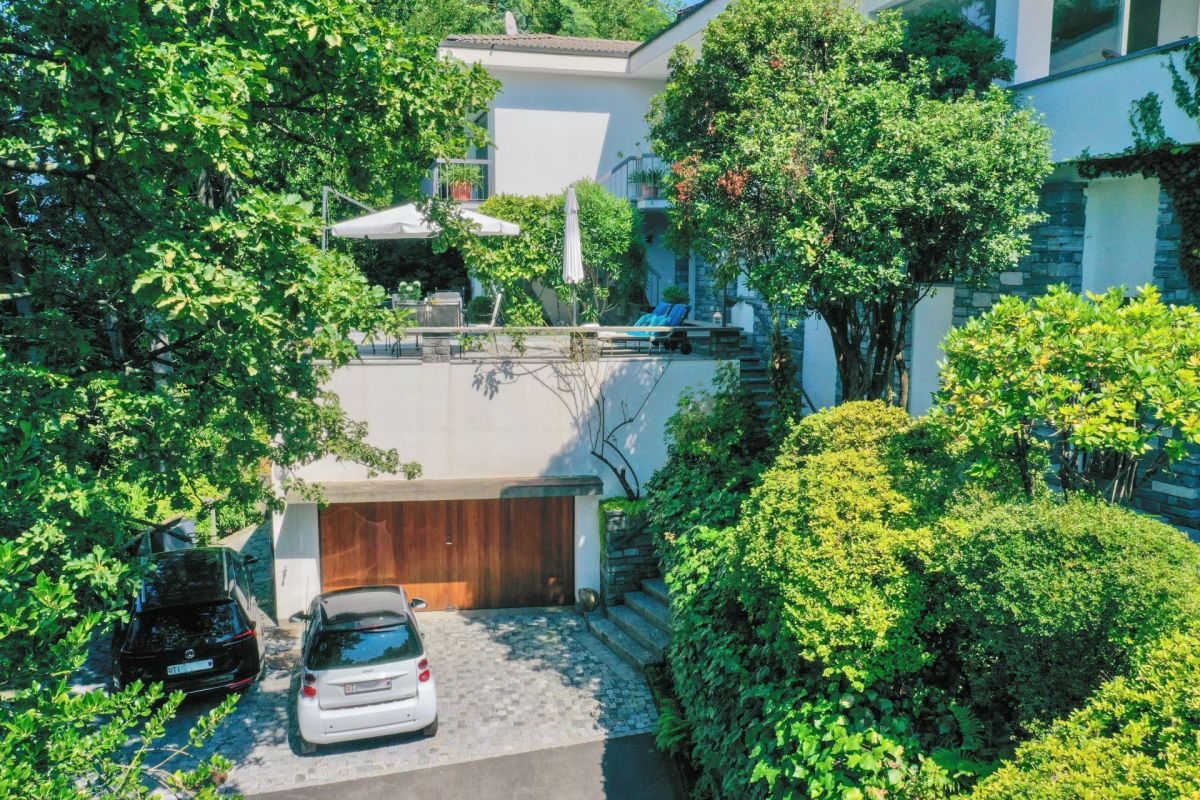 Exclusive villa with breathtaking 180° panoramic lake views and complete privacy